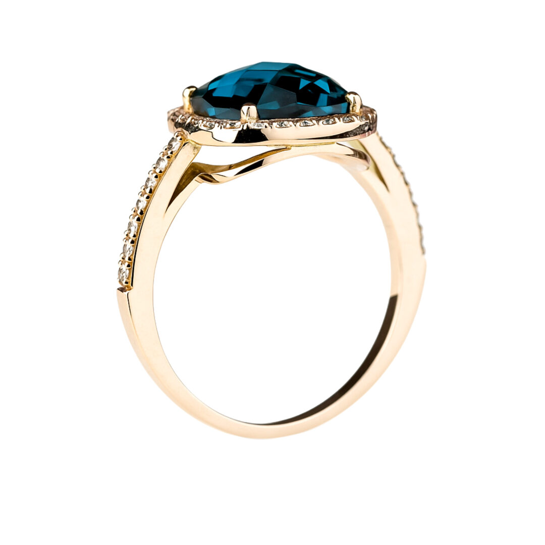 Bague en or rose 18K sertie d’une topaze London Blue taille coussin briolette, entourée de diamants – Collection Antoinette, création Compagnie des Gemmes.