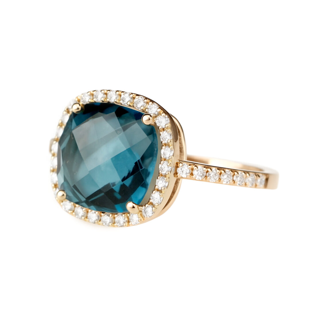 Bague en or rose 18K sertie d’une topaze London Blue taille coussin briolette, entourée de diamants – Collection Antoinette, création Compagnie des Gemmes.