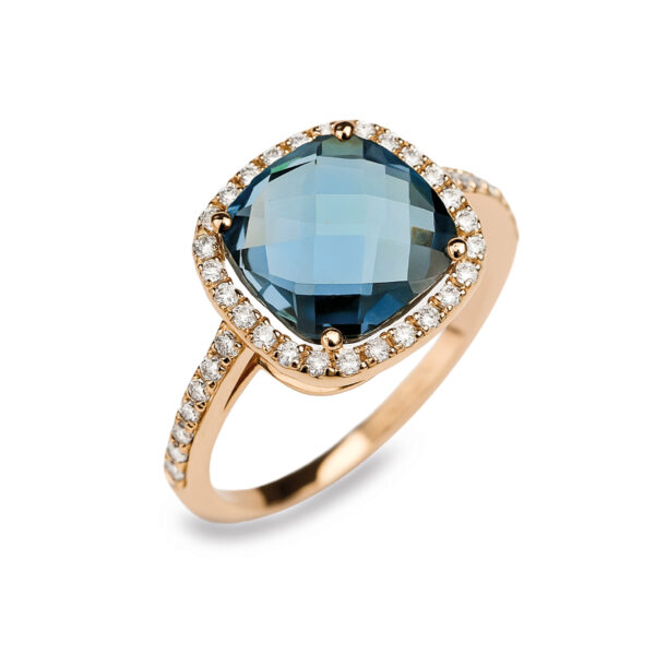 Bague en or rose 18K sertie d’une topaze London Blue taille coussin briolette, entourée de diamants – Collection Antoinette, création Compagnie des Gemmes.