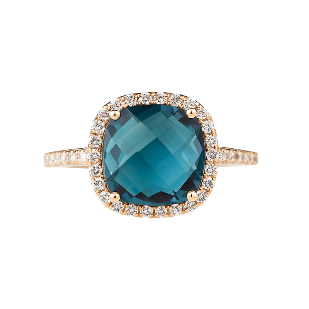 Bague en or rose 18K sertie d’une topaze London Blue taille coussin briolette, entourée de diamants – Collection Antoinette, création Compagnie des Gemmes.