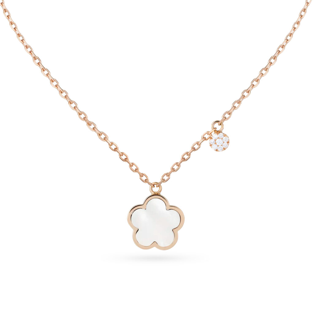 Pendentif fleur en nacre blanche sur or rose 18 K avec pastille pavée de diamants