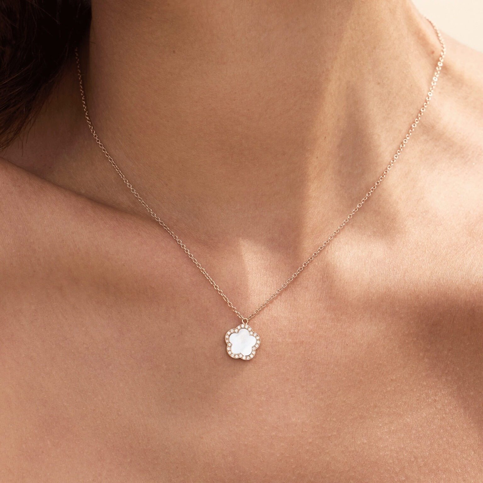 Pendentif fleur en or rose 18 K orné d’une nacre blanche et d’un entourage de diamants