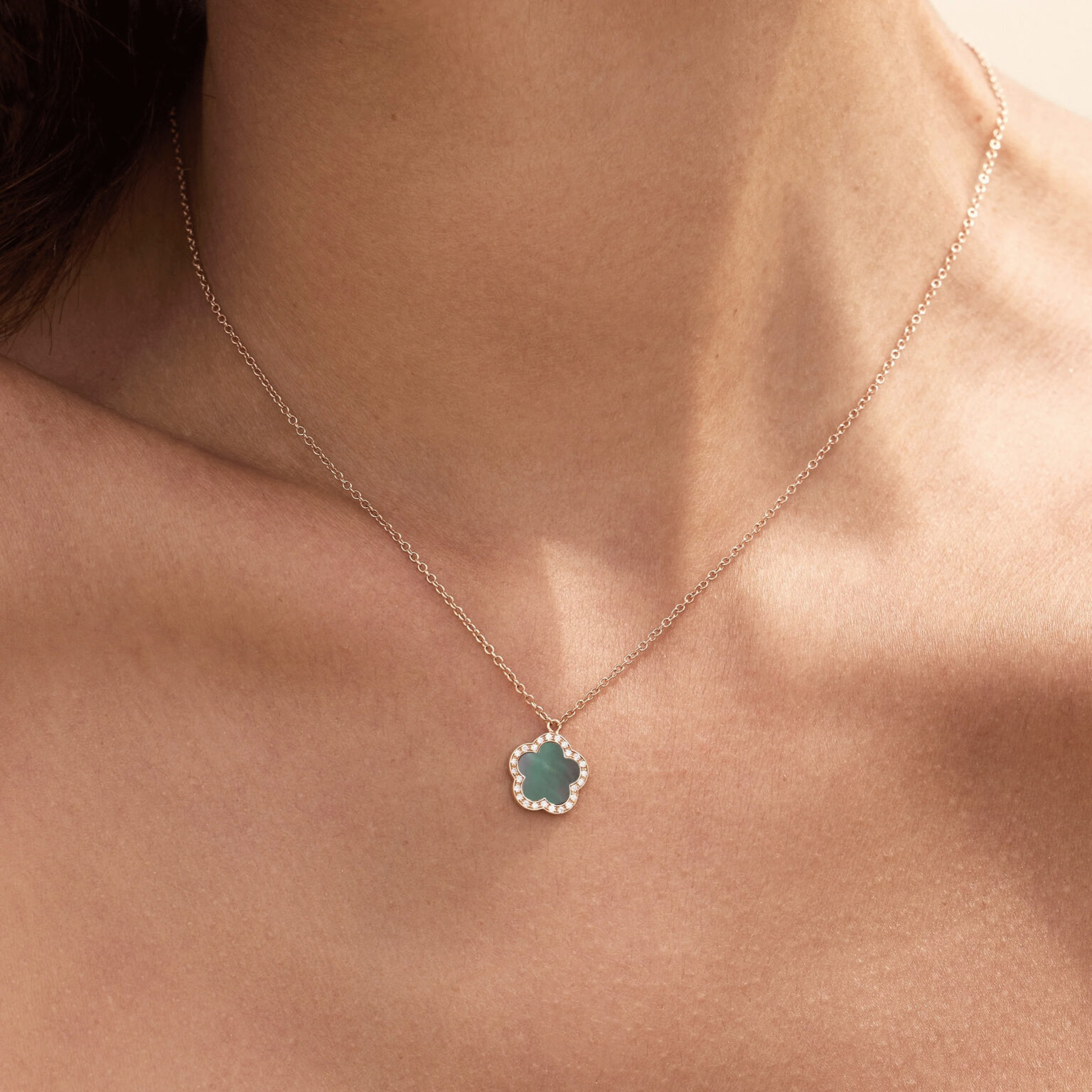 Pendentif fleur en or rose 18 K orné d’une nacre grise et d’un entourage de diamants