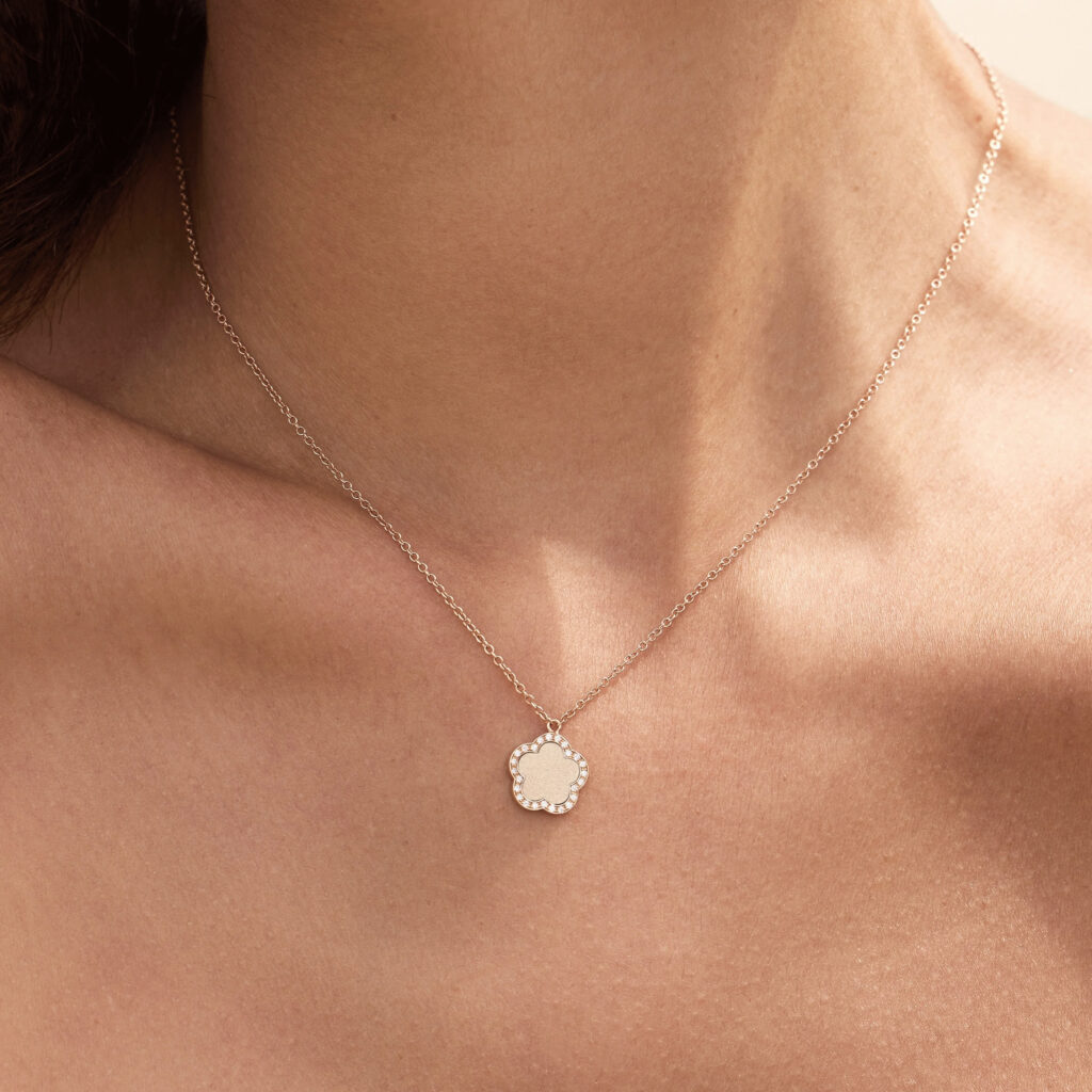 Pendentif Fiore di Mamma S en or rose 18 K finition satinée, orné d’un entourage de diamants, création Cesare Pompanon
