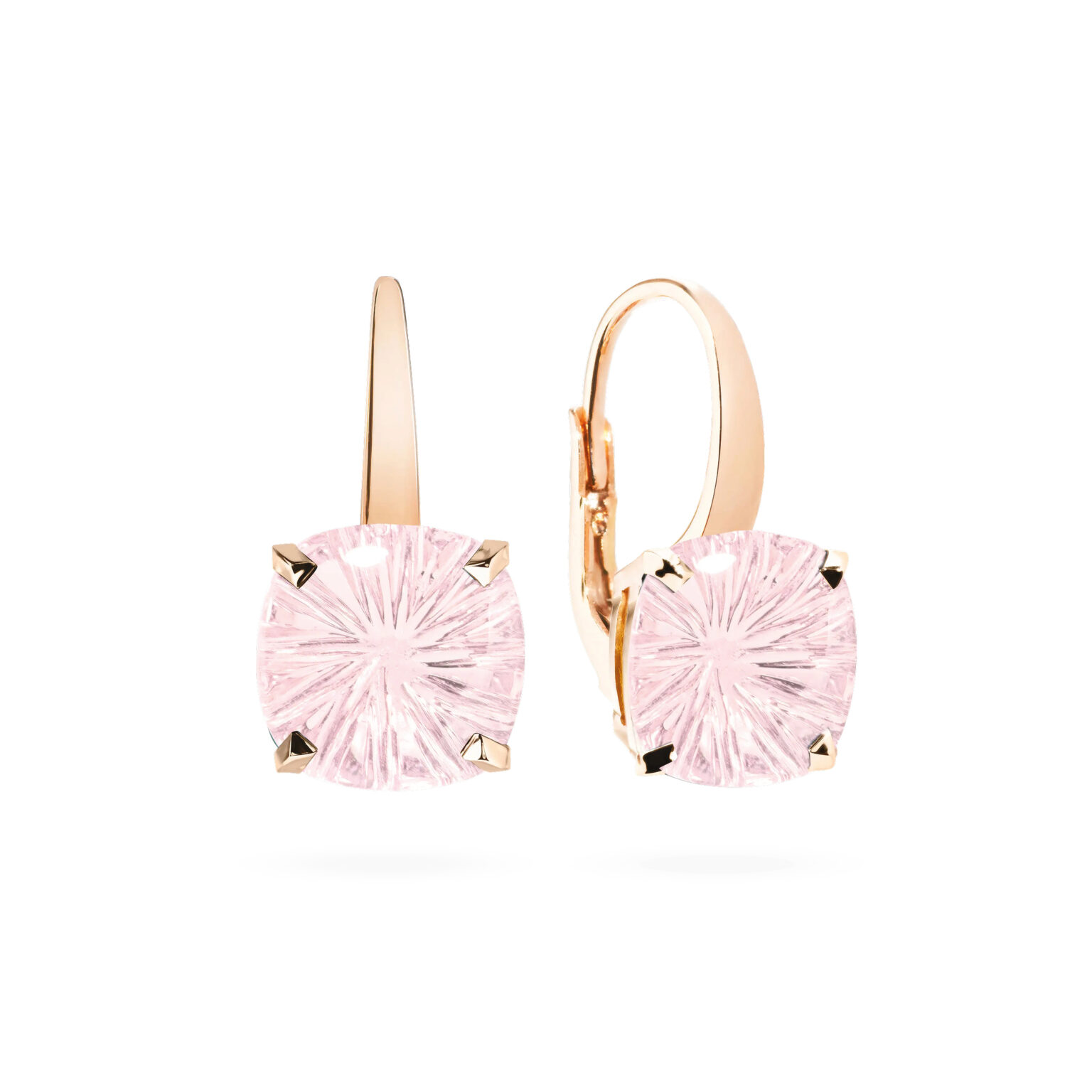 Boucles d’oreilles dormeuses en or avec pierre sculptée – bijou raffiné à la brillance naturelle.