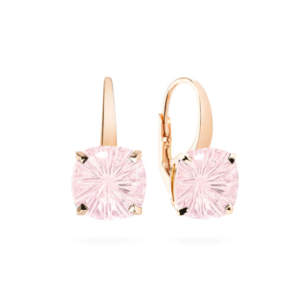 Boucles d’oreilles dormeuses en or avec pierre sculptée – bijou raffiné à la brillance naturelle.