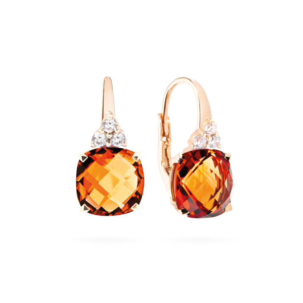 Boucles d’oreilles dormeuses Poppy serties de citrines madere taille coussin et de trois diamants sur or