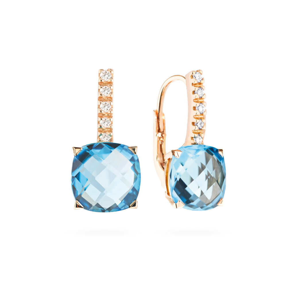 Boucles d’oreilles dormeuses Poppy serties de topazes Swiss blue taille coussin et d'un pavage diamants sur or rose