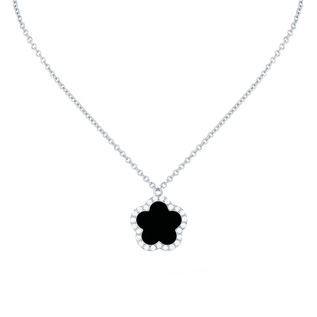 Pendentif Fiore di Mamma S en or blanc 18 K forme fleur orné d’une onyx et d’un entourage de diamants