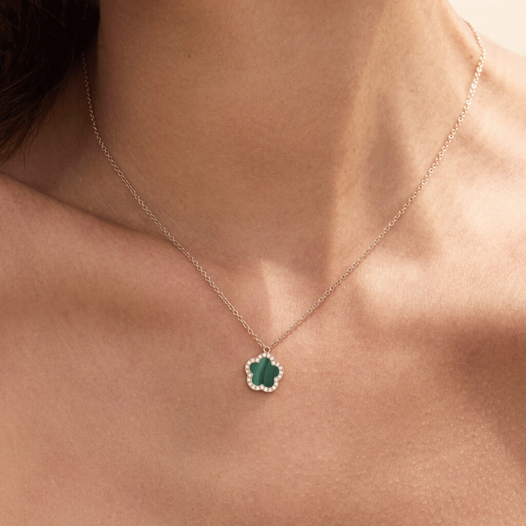 Pendentif Fiore di Mamma S en or rose 18 K forme fleur orné d’une malachite et d’un entourage de diamants