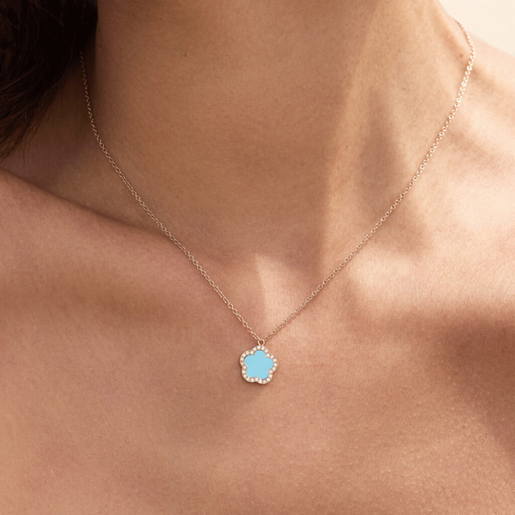 Pendentif Fiore di Mamma S en or rose 18 K forme fleur orné d’une turquoise et d’un entourage de diamants