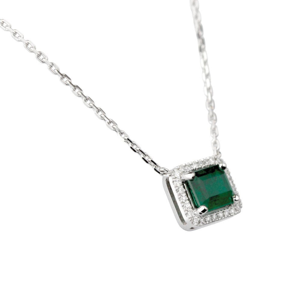 Pendentif en or blanc avec une émeraude taille émeraude entourée de diamants