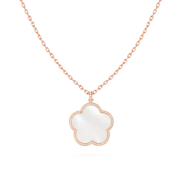 Pendentif Fiore di Mamma XL en or rose 18 K orné d’une nacre blanche et d’un entourage de diamants, création Cesare Pompanon