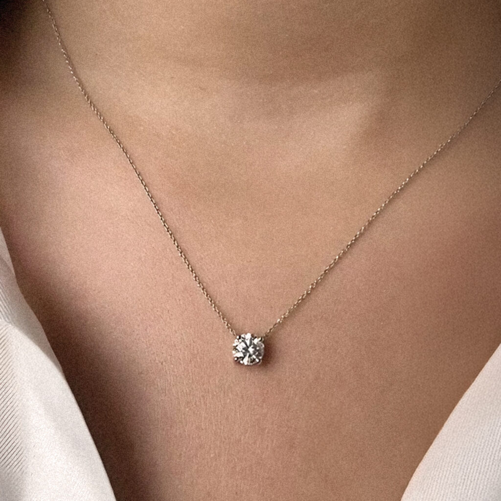 Collier solitaire en or blanc 18 K orné d’un diamant de culture de 1 carat sur chaîne fine