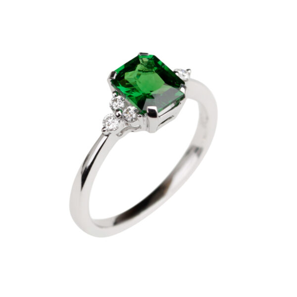 Bague en or blanc 18 carats sertie d’un grenat tsavorite vert taille carrée et de diamants
