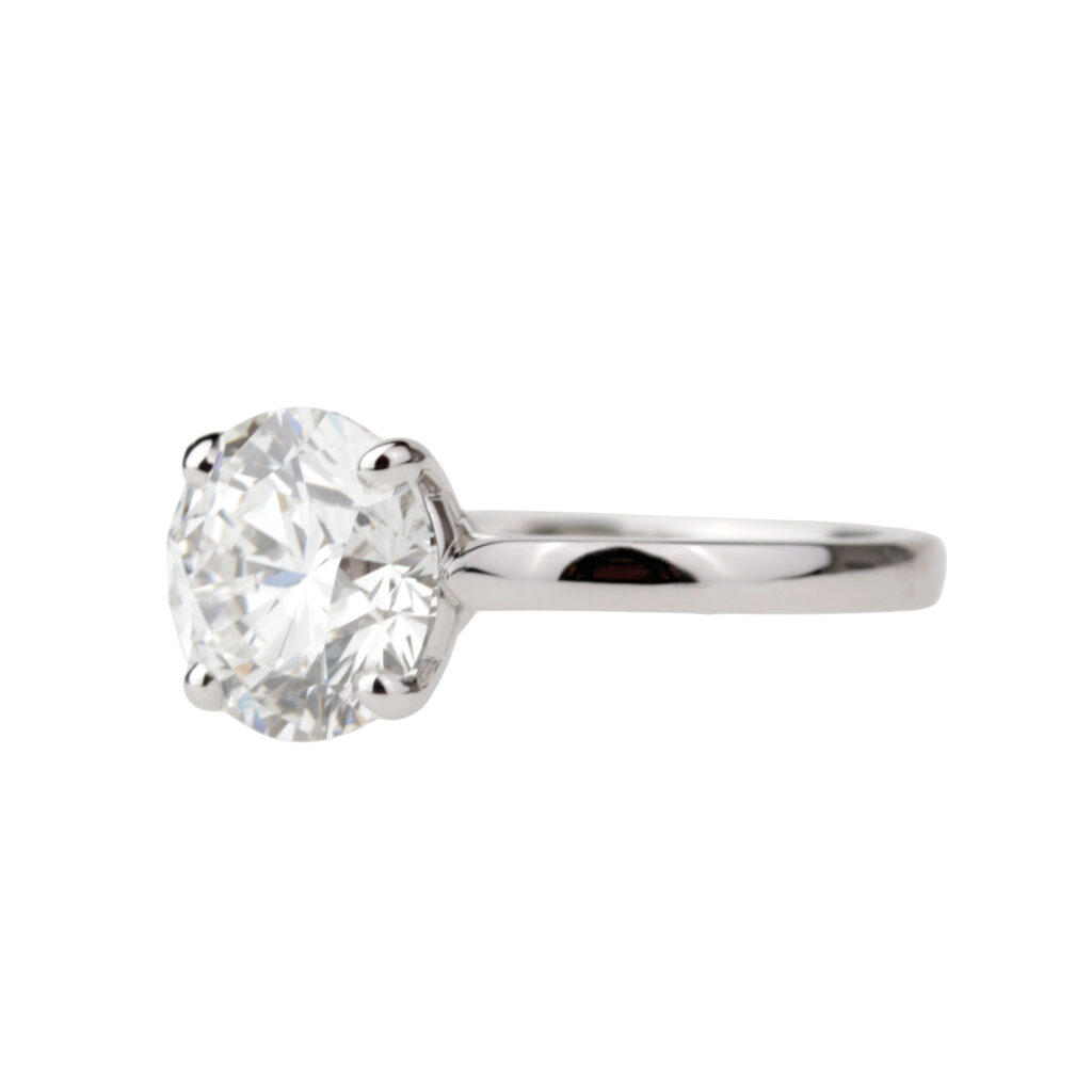 Bague solitaire La Montpensier en or blanc avec diamant de culture taille ronde 3 carats, serti quatre griffes.