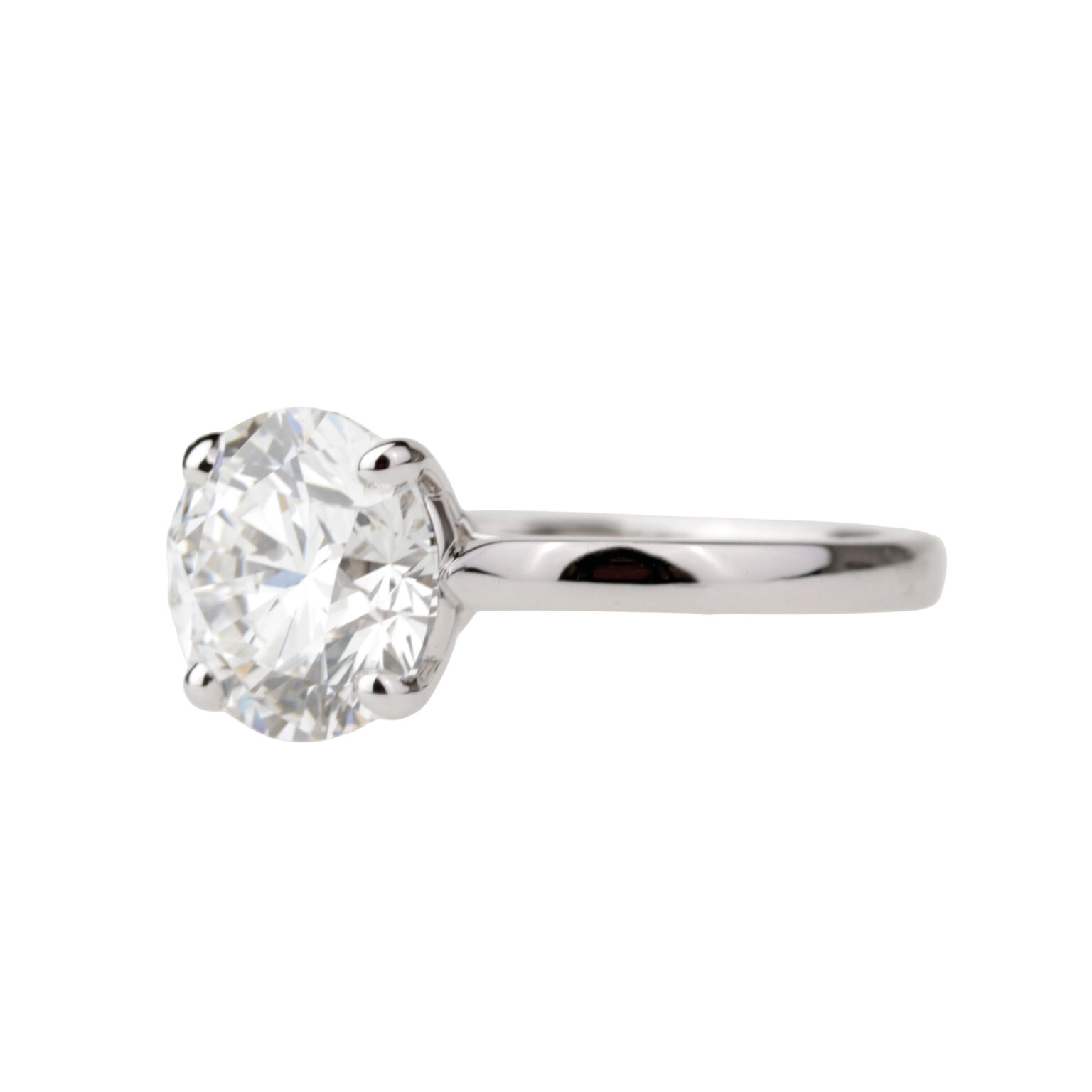 Bague solitaire La Montpensier en or blanc avec diamant de culture taille ronde 3 carats, serti quatre griffes.