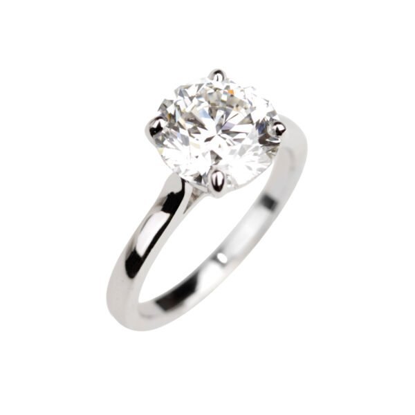Bague solitaire La Montpensier en or blanc avec diamant de culture taille ronde 3 carats, serti quatre griffes.
