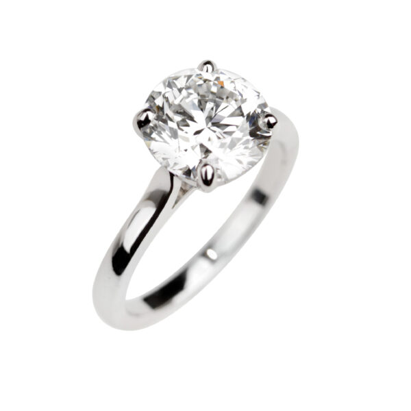 Bague solitaire Montpensier en or blanc avec diamant de culture taille ronde 3 carats, serti quatre griffes.