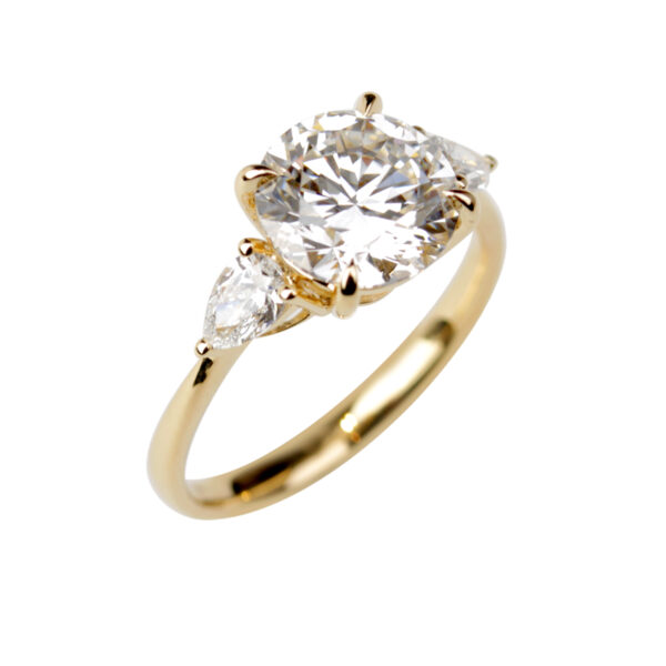 Bague Dubarry Sissi en or jaune 18K avec diamant de synthèse 2,57 carats D VS1 et diamants naturels taille poire