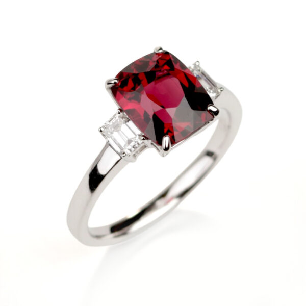 Bague grenat rhodolite coussin diamants baguette or blanc 18K Perron