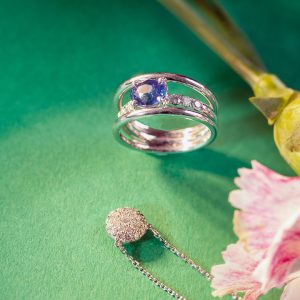 Bague de fiançailles pierre fines joaillerie sur mesure Paris